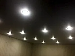 Установка точечных сетильников на натяжной потолок в Казани